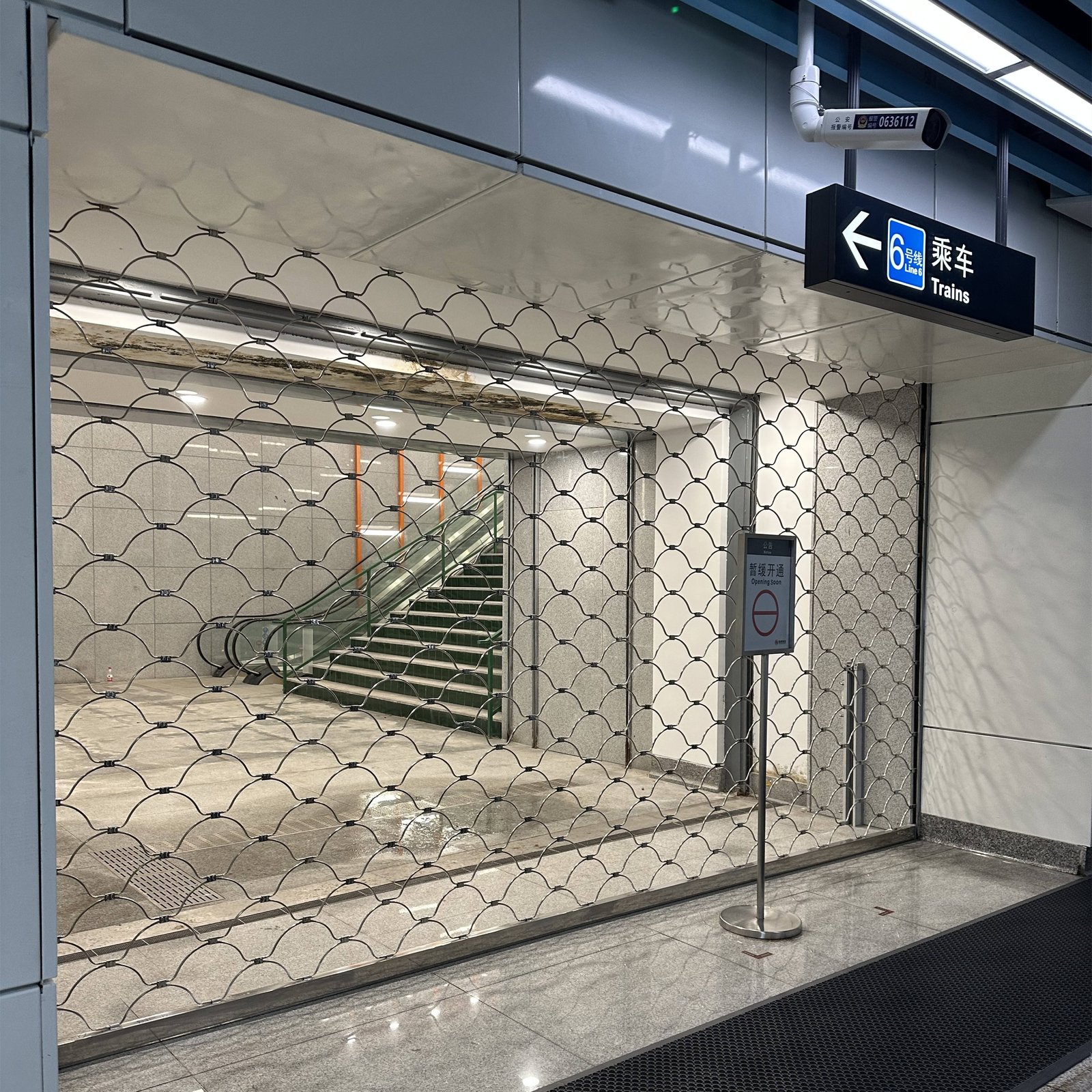 Security Modern Stainless Steel Rolling Grille Door for Mall Shop Front Hotel Exterior Ventilation Grille Anti-Theft Feature