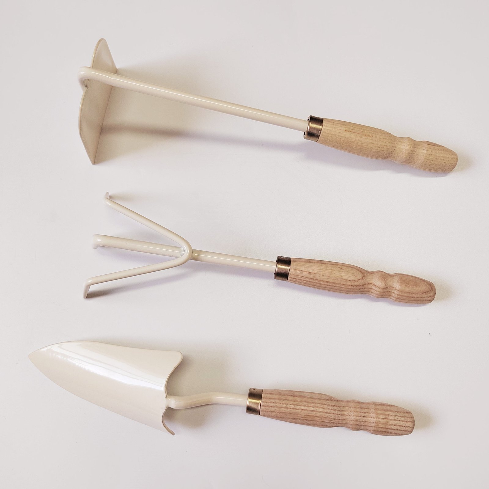 Customized Color Painted Stainless Steel Hand Rake for Gardening with Ash Beach Wood Handle Color Customization