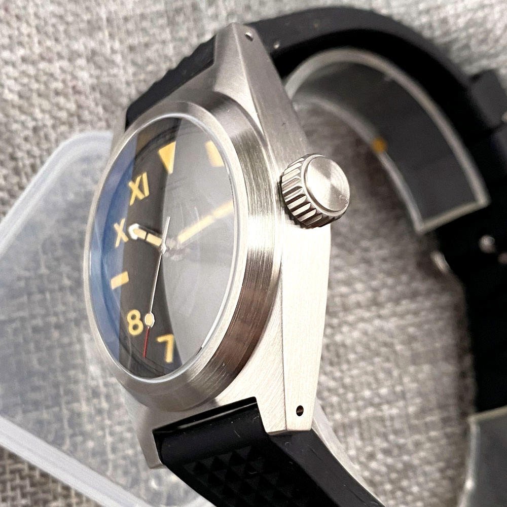 Japan NH35A Men's Luxury Diving Watch Stainless Steel Luminous Dial AR Sapphire Glass 200m Water Resistant