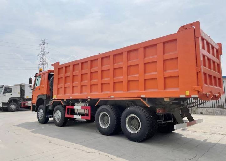 New SINOTRUK HOWO 8X4 380HP 40T Diesel Euro 3 Left Steering Dump Truck