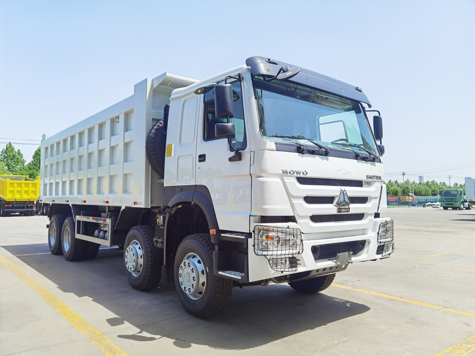 New SINOTRUK HOWO 8X4 380HP 40T Diesel Euro 3 Left Steering Dump Truck