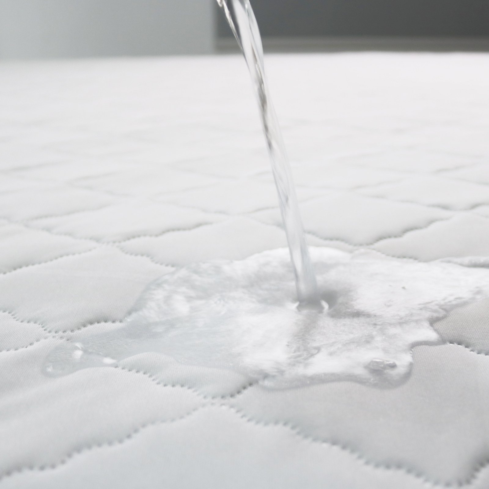 100% Polyester Fiber Waterproof Anti-Bacteria Air-Permeable Bed Protection Pad All-Season Use Plain Dyed Folding Mat for Home