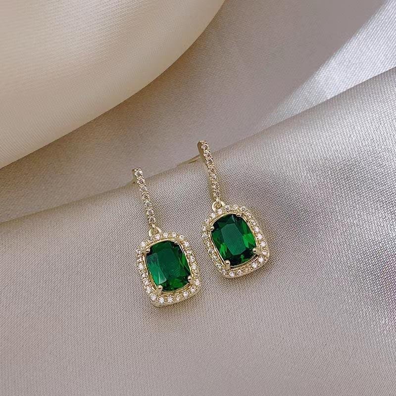 Vintage Emerald Earrings French Diamond Pendant Earrings High-end Socialite Light Luxury Earrings Green Sparkling Diamonds