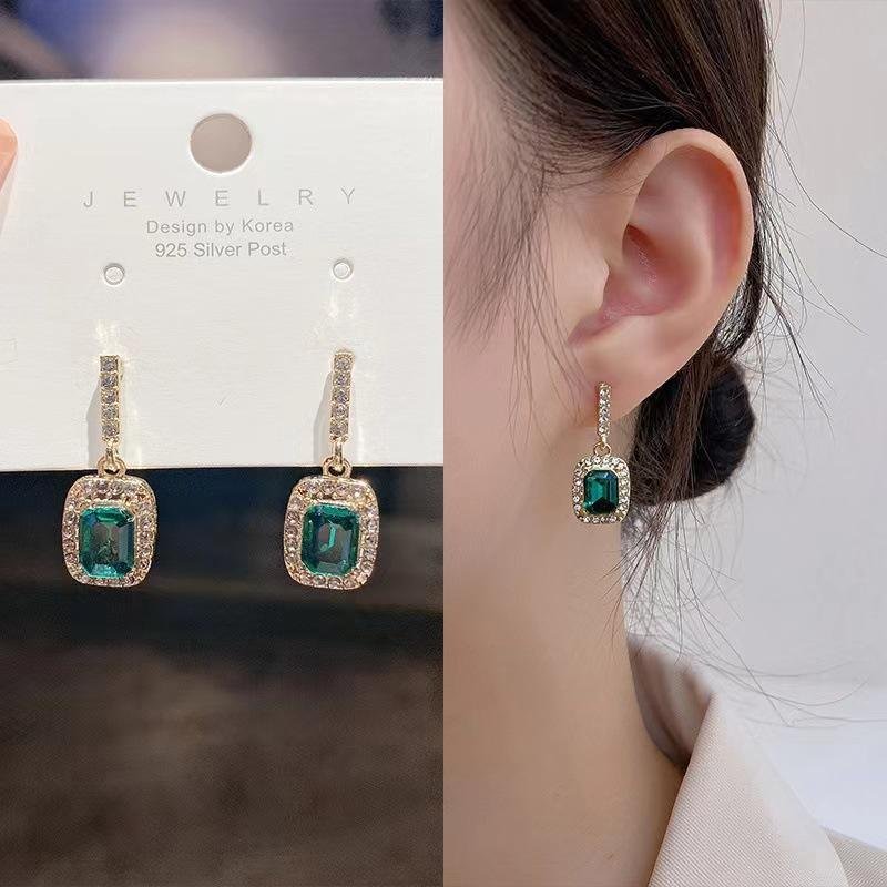 Vintage Emerald Earrings French Diamond Pendant Earrings High-end Socialite Light Luxury Earrings Green Sparkling Diamonds