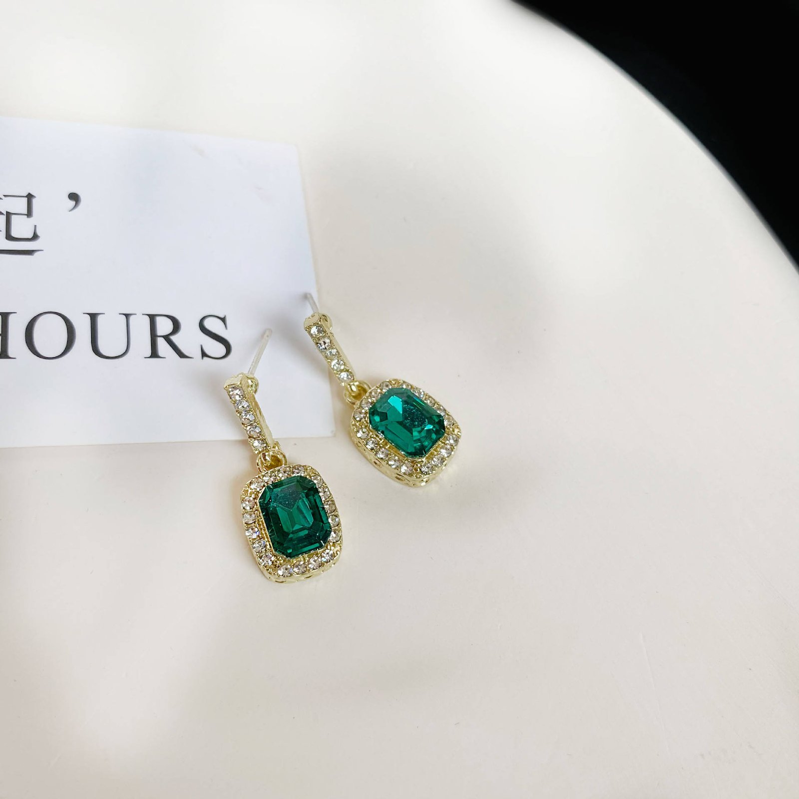 Vintage Emerald Earrings French Diamond Pendant Earrings High-end Socialite Light Luxury Earrings Green Sparkling Diamonds