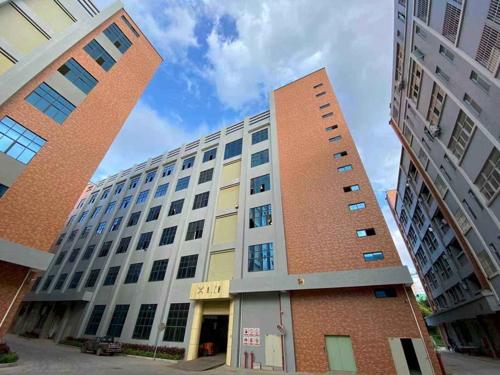 Wholesale Quality Luxury Queen Size Double Bed Modern Bedroom Furniture Elegant Fabric Up-holstered Beds