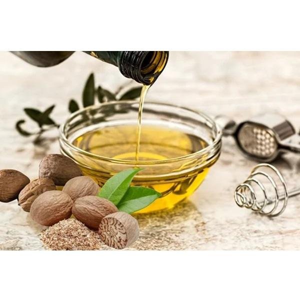100% Pure Natural Nutmeg Herbal Extract Oil Wild-Cultivated Fruit Liquid in Plastic Container