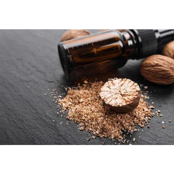 100% Pure Natural Nutmeg Herbal Extract Oil Wild-Cultivated Fruit Liquid in Plastic Container