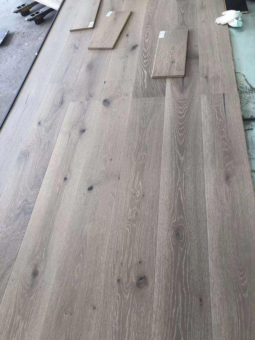 High Quality Brushed Oak Plank Multilayer Waterproof Modern Engineered Hardwood Flooring for Living Room & Basement Use