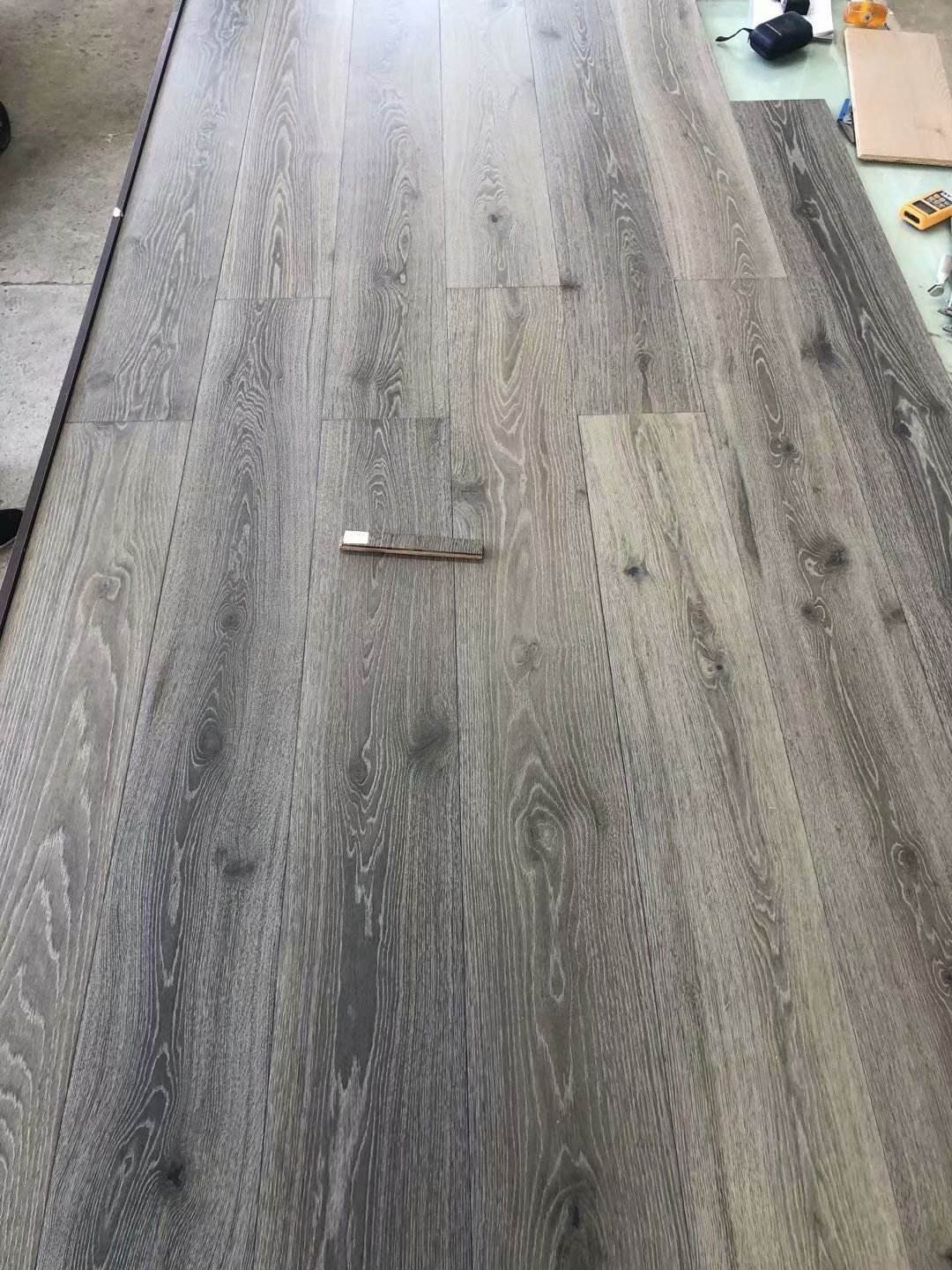 High Quality Brushed Oak Plank Multilayer Waterproof Modern Engineered Hardwood Flooring for Living Room & Basement Use