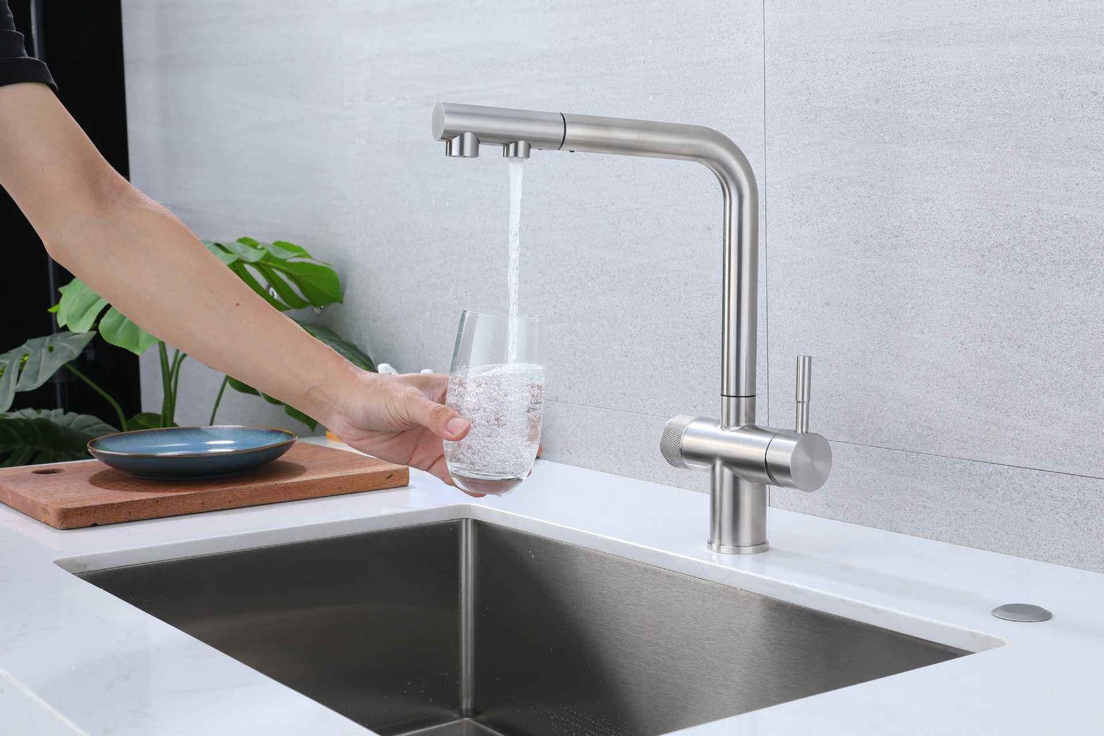 Modern Single-Handle High Arc Chrome Kitchen Faucet Deck Mounted Installation Pull Spray Ceramic Valve Core Hot/Cold Water