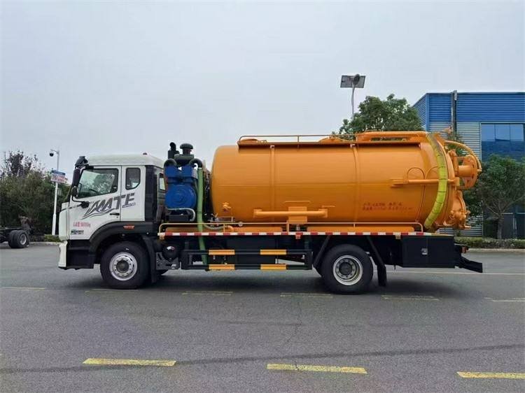 Sinotruck HOWO 6x4 Diesel Sewage Suction Truck 10CBM Euro3 Emission Automatic Transmission for Sale