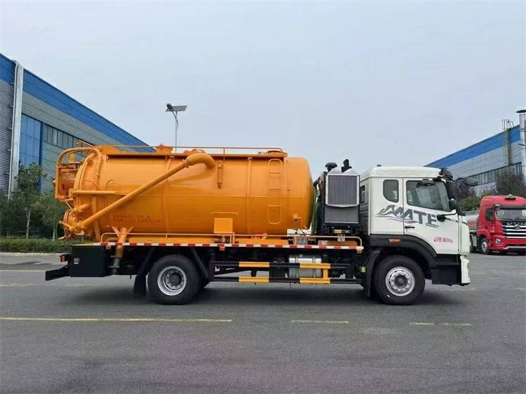 Sinotruck HOWO 6x4 Diesel Sewage Suction Truck 10CBM Euro3 Emission Automatic Transmission for Sale