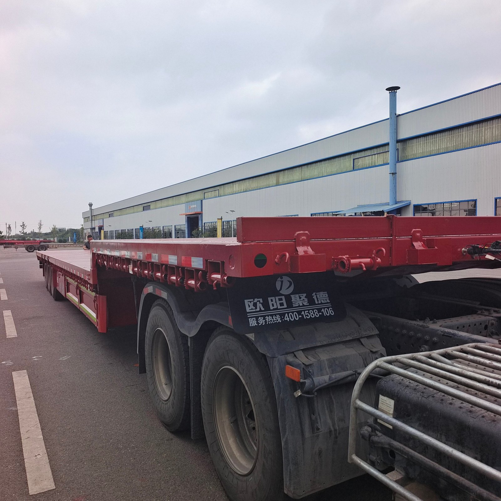 Factory Wholesale Customized 50 Ton and 80 Ton 3 Axles Low Flatbed Semi Truck Trailer Custom Commercial Truck Trailers
