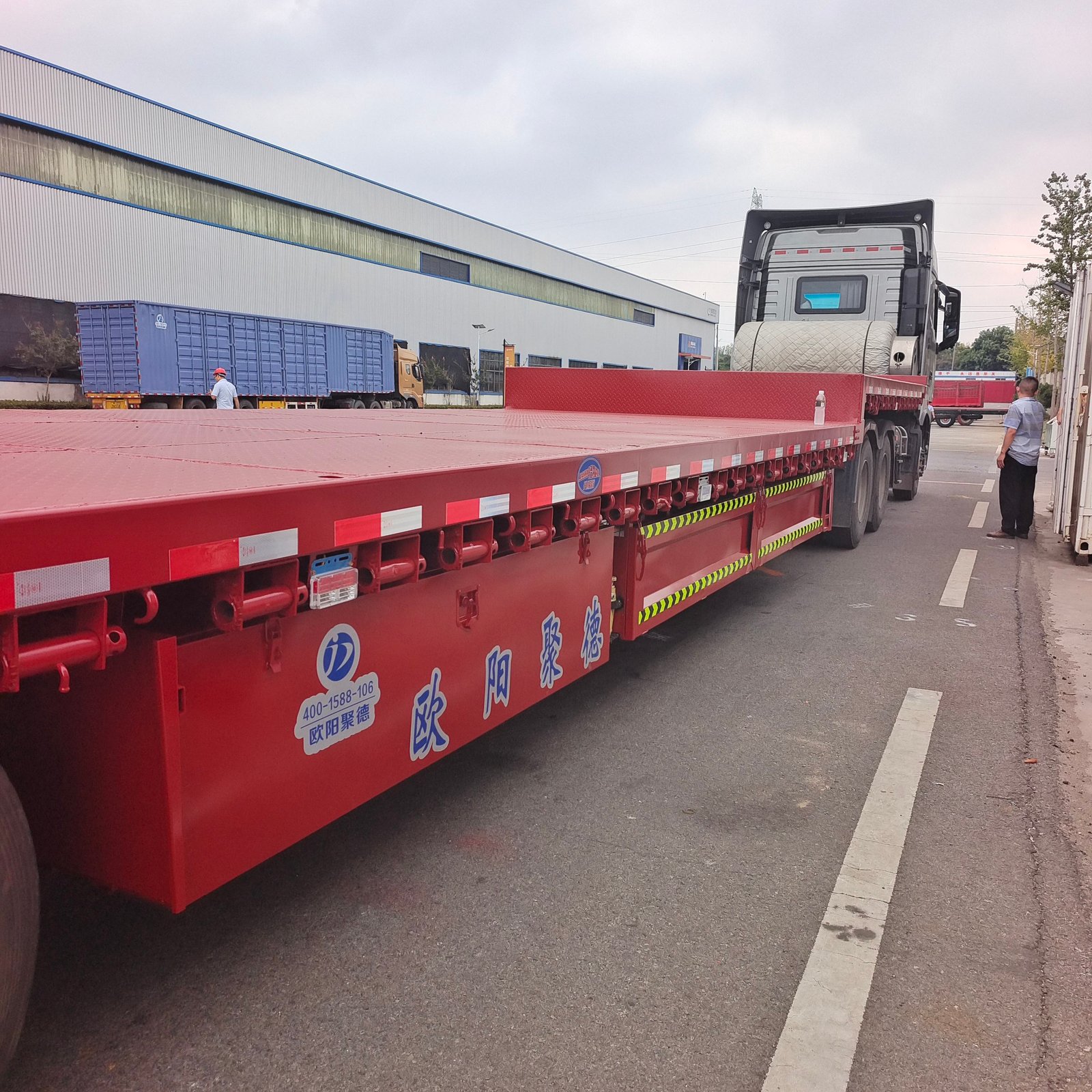 Factory Wholesale Customized 50 Ton and 80 Ton 3 Axles Low Flatbed Semi Truck Trailer Custom Commercial Truck Trailers