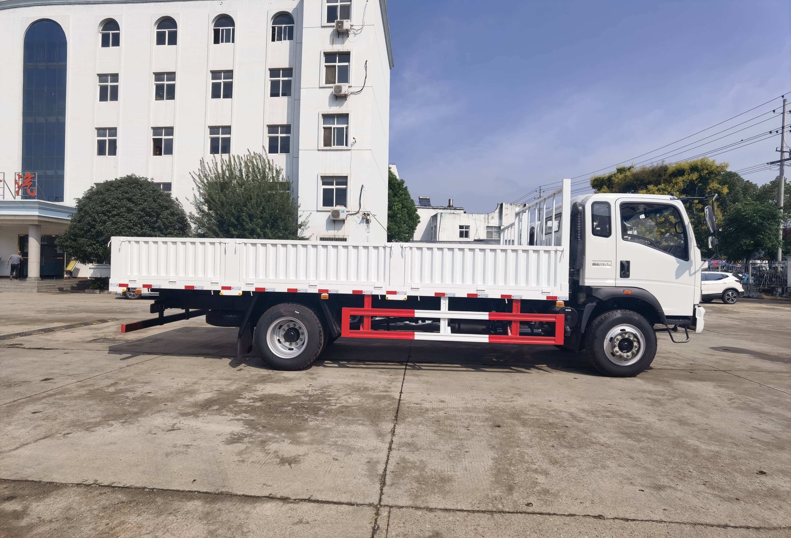 Good Condition 8 Tonnes-10tones 6 Tyres HOWO 4x2 Cargo Trucks for Sale