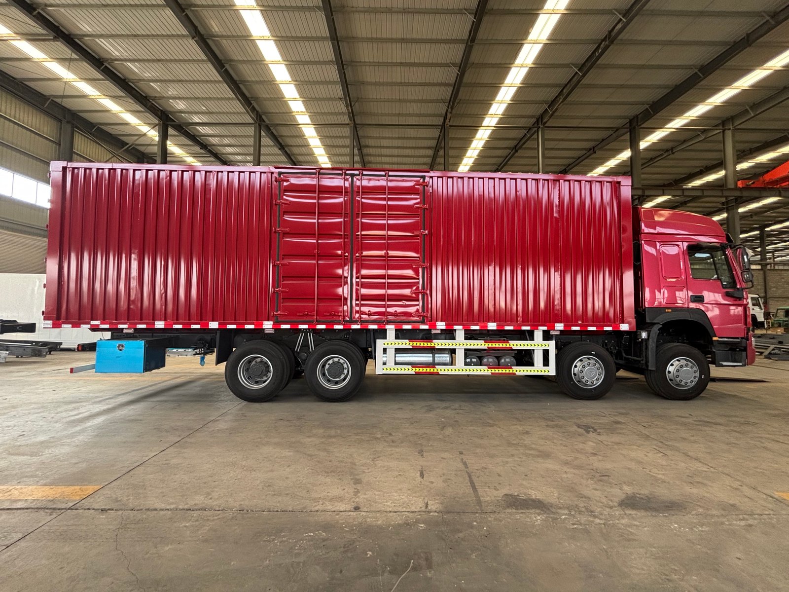HOWO 371HP 8X4 Box Cargo Truck Heavy Duty Enclosed Van Truck for Long Distance Logistics and Freight Transportation