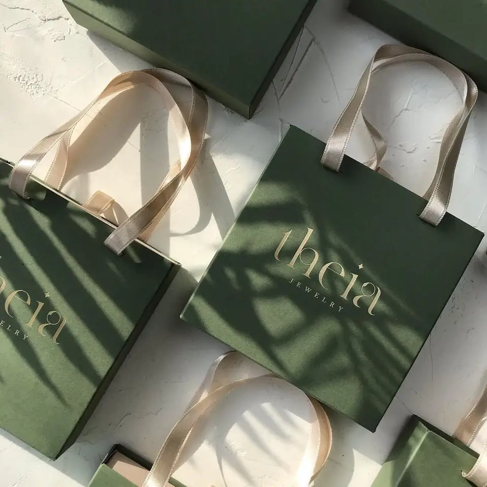 Small Rigid Exquisite Gift Bag Paper Cardboard Luxury Wedding Packaging Bag Hot Stamping Custom Black Gold Gift Paper Bags