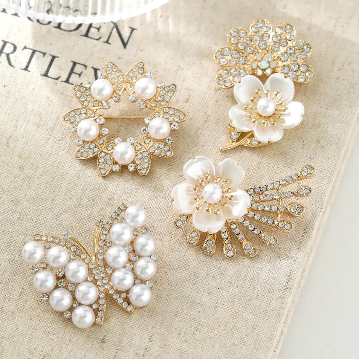 Elegant Women's Pearl Studded Three-Dimensional Flower Brooch High-End Silver Plated Fashionable Party Gift Small Fragrance