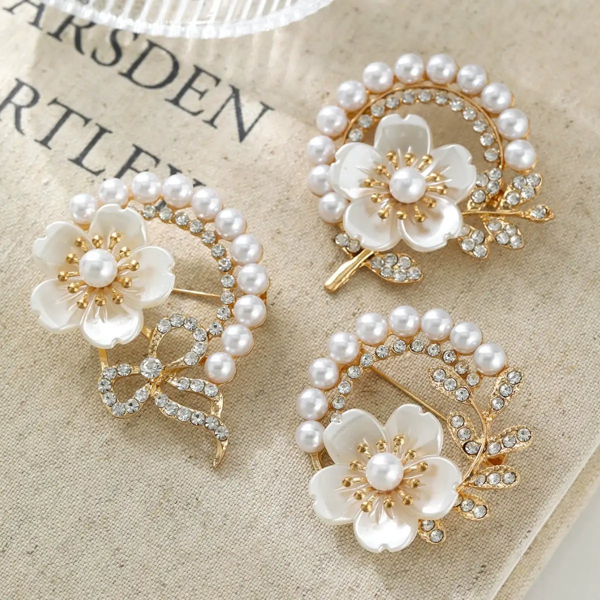 Elegant Women's Pearl Studded Three-Dimensional Flower Brooch High-End Silver Plated Fashionable Party Gift Small Fragrance