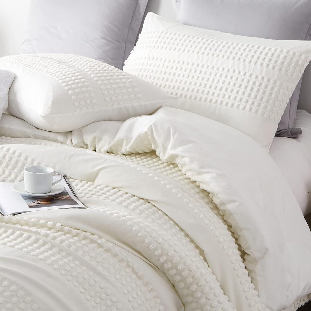 Soft Warm Polyester Embossed Dotted Three Piece Bedding Set Cozy Breathable Comforter Cover Pillowcases for Winter Use