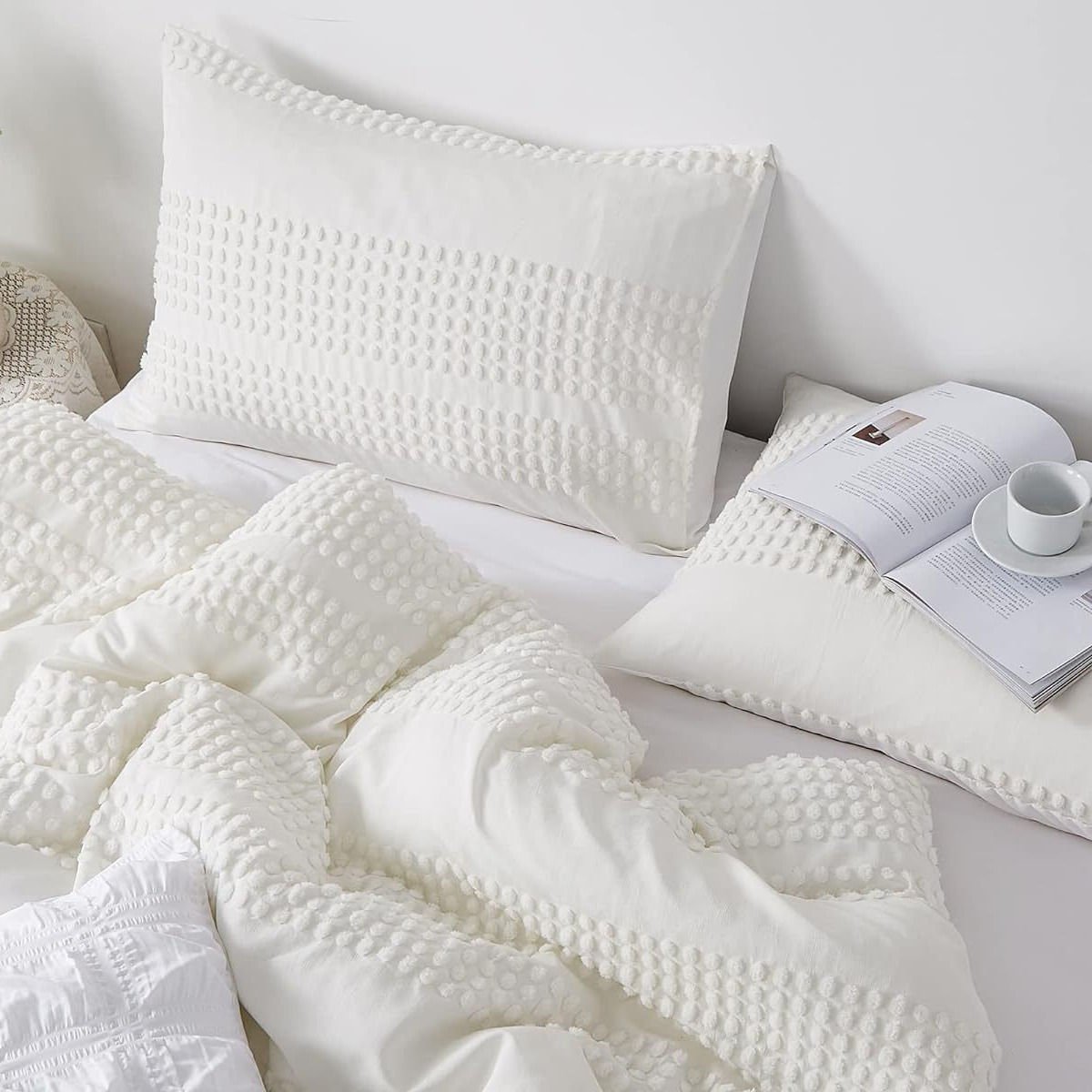 Soft Warm Polyester Embossed Dotted Three Piece Bedding Set Cozy Breathable Comforter Cover Pillowcases for Winter Use