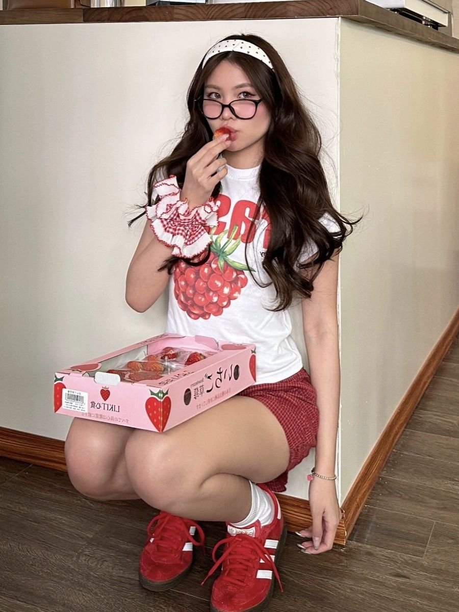 Summer Fruits Letter Graphic Print Sexy Y2k Baby Tee Ladies Casual Strawberry Print Round Neck Crop Tops