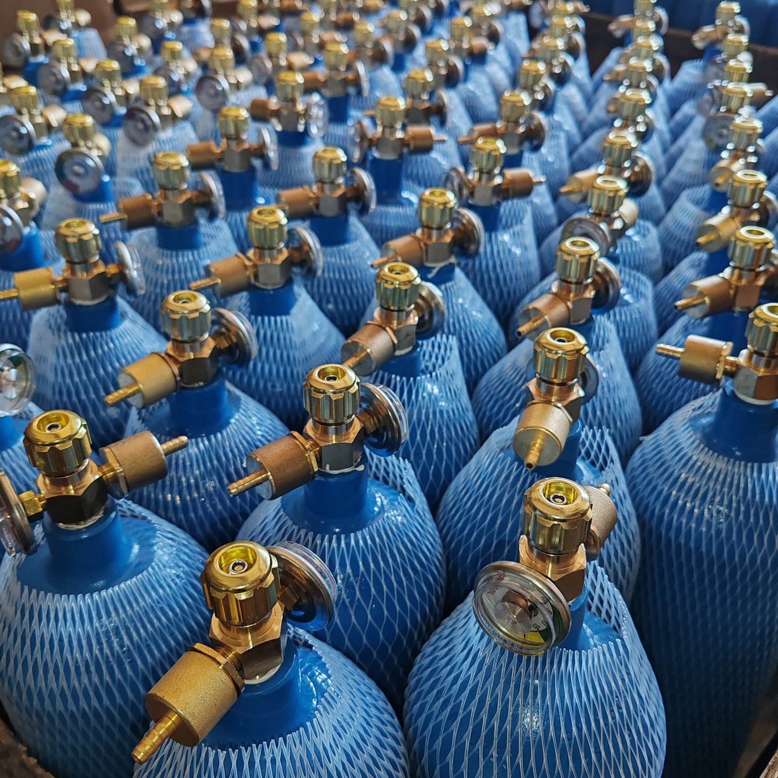 High Quality Factory Wholesale ENISO9809 TPED 150bar 2L 4L Oxygen Gas Cylinder Tank Bottle with Valve for Industrial Welding